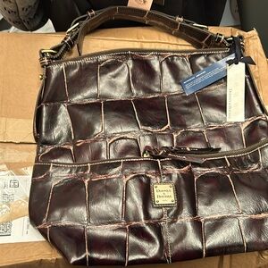 Brand new leather dooney & bourke purse with dust bag.